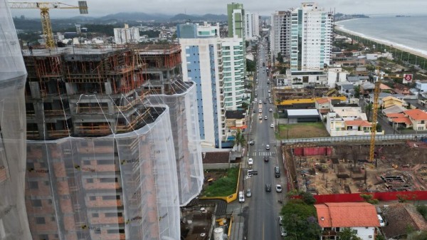 Avenida que corta cidades do Litoral Norte de SC vira termmetro para mercado imobilirio da regio